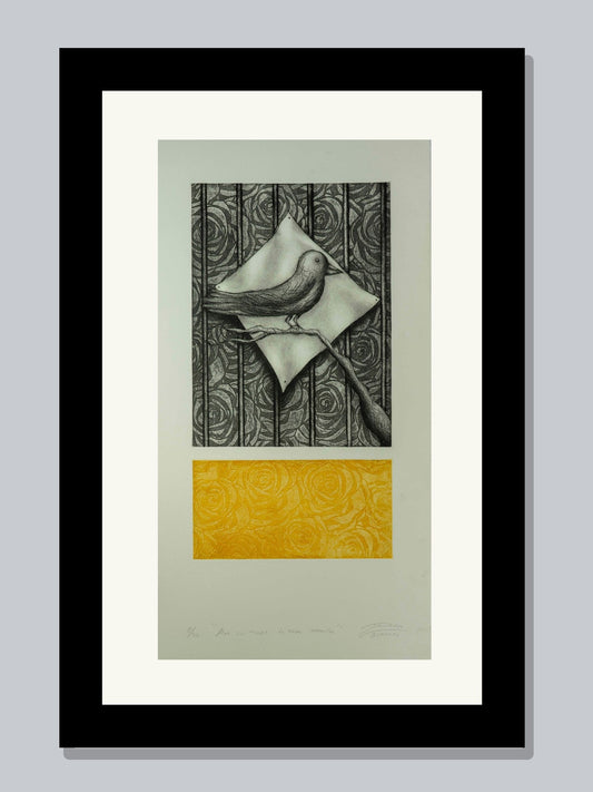 "Ave con tapiz de rosas amarillas"